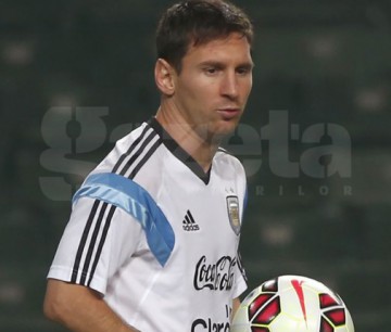 Fanul ăsta chiar a avut tupeu! A intrat pe teren în timpul amicalului Brazilia - Argentina, să-i ceară o favoare lui Messi